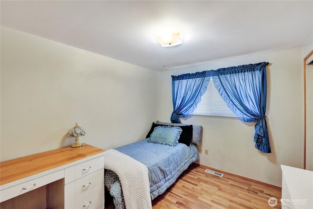 10208 28th Ave SW, Seattle, WA 98146 - bedroom featuring light wood-style floors and baseboards