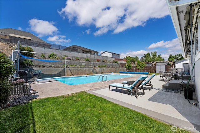 1032 Edgewater Ln, Moses Lake, WA 98837 - view of swimming pool featuring a patio area