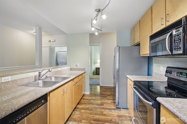 10800 SE 17th Cir Unit T220, Vancouver, WA 98664 - kitchen featuring appliances with stainless steel finishes, a sink, wood finished floors, light countertops, and light brown cabinets