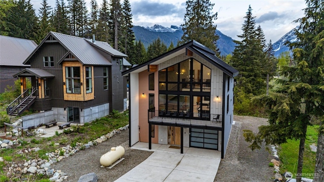 400 Hyak Dr E, Snoqualmie Pass, WA 98068 - contemporary house featuring a garage, a mountain view, and concrete driveway