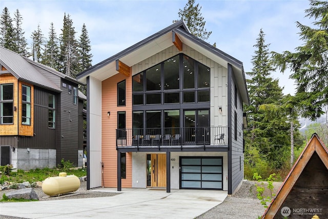 400 Hyak Dr E, Snoqualmie Pass, WA 98068 - contemporary home featuring an attached garage, concrete driveway, and a balcony