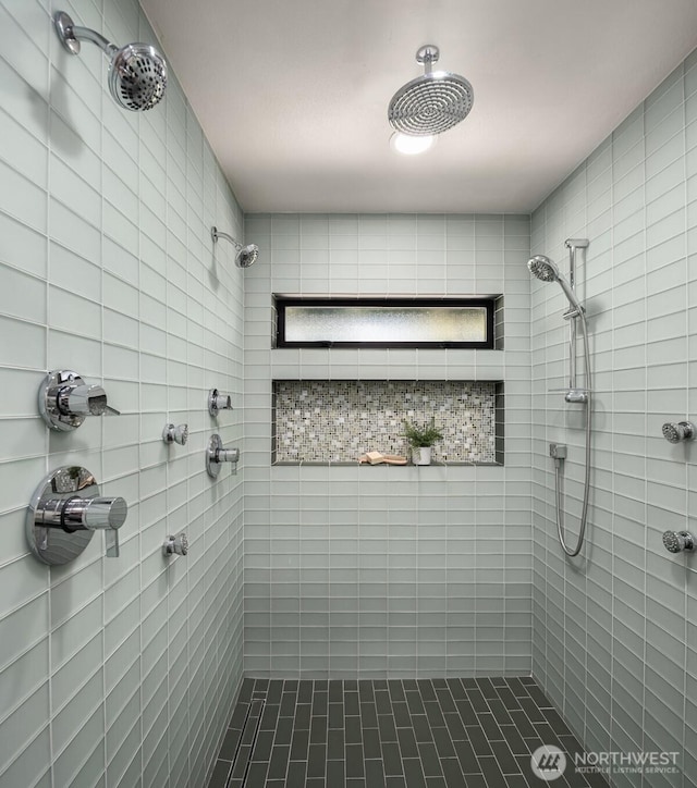 6160 W Mercer Way, Mercer Island, WA 98040 - bathroom featuring a tile shower