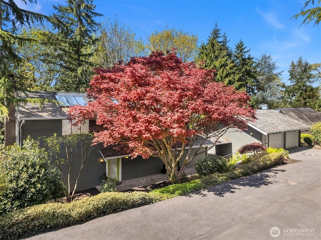 6160 W Mercer Way, Mercer Island, WA 98040 - view of side of property featuring an attached garage and stucco siding