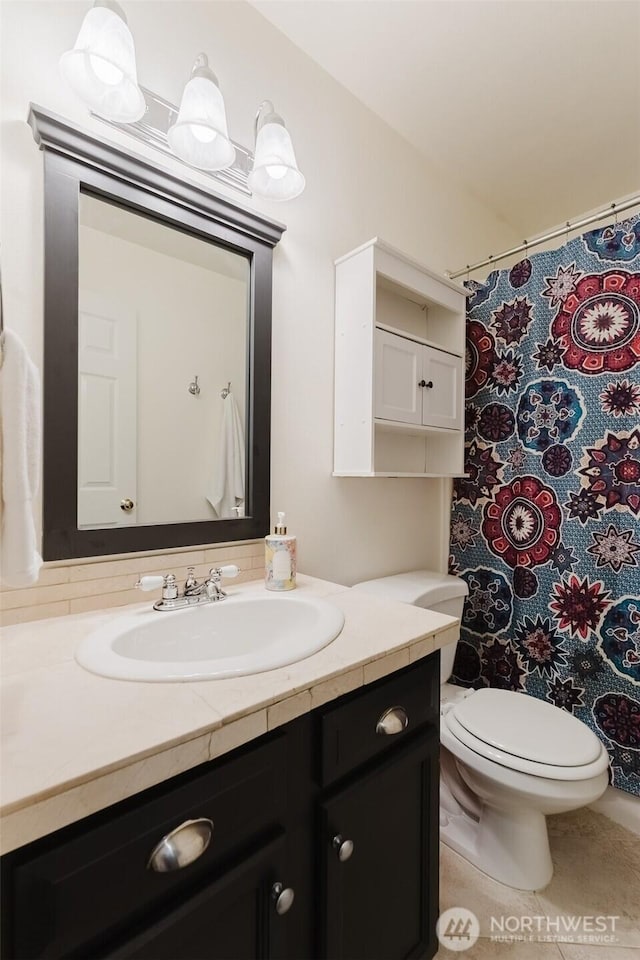 4 Alder Ct, Bellingham, WA 98229 - full bathroom featuring vanity, toilet, and a shower with curtain