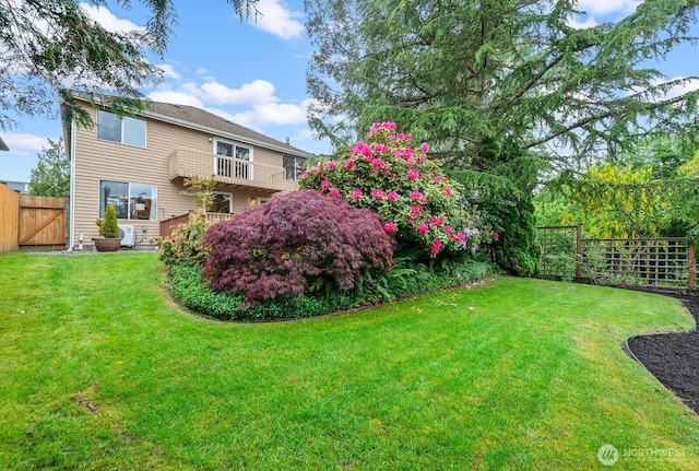 3238 NE 100th St Unit D, Seattle, WA 98125 - view of yard with a gate