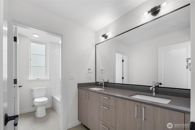 118E 2nd Ave S, Kirkland, WA 98033 - bathroom with double vanity, toilet, baseboards, and bathing tub / shower combination