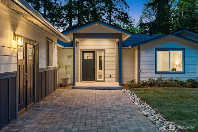 7429 NE 129th St, Kirkland, WA 98034 - entrance to property with a yard and roof with shingles