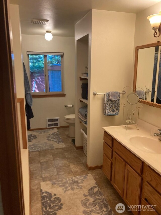 21 N Beaver Pl N, Hoodsport, WA 98548 - bathroom with toilet and vanity