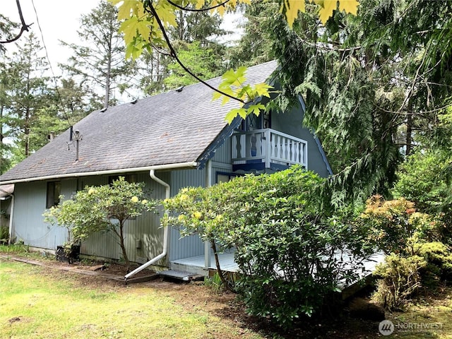 419 Draconis Ave SE, Ocean Shores, WA 98569 - view of side of property featuring a shingled roof, a balcony, and a lawn