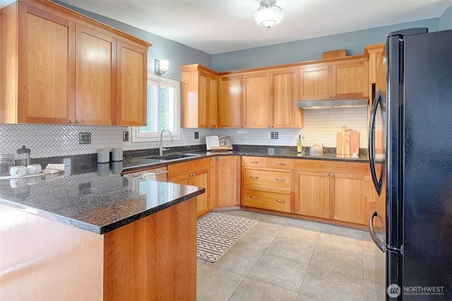 25718 16th Ave S, Des Moines, WA 98198 - kitchen featuring freestanding refrigerator, a sink, a peninsula, and tasteful backsplash
