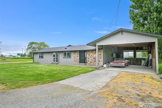 1005 Johnson St, Sumas, WA 98295 - view of front of house featuring driveway and a front yard