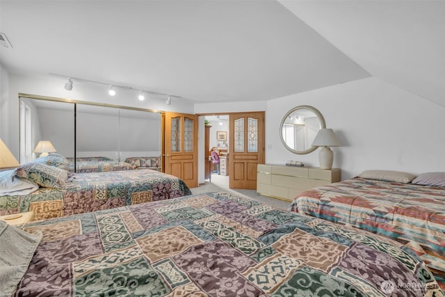 303 N B St, Roslyn, WA 98941 - bedroom featuring carpet flooring, rail lighting, and a closet