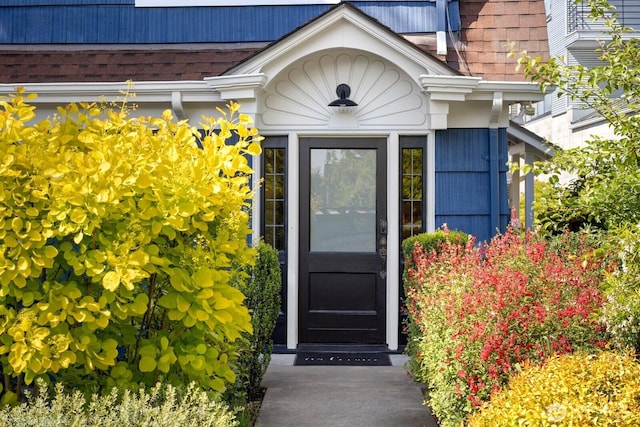 116 E Edgar St, Seattle, WA 98102 - entrance to property featuring a shingled roof