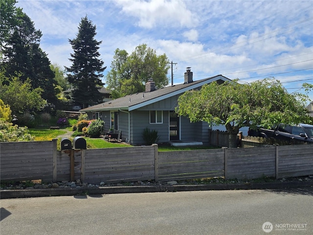 1012 9th Ave N, Edmonds, WA 98020 - ranch-style house with a chimney and a fenced front yard
