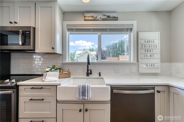 421 Lakeview Dr, Orondo, WA 98843 - kitchen with stainless steel appliances, a sink, and backsplash