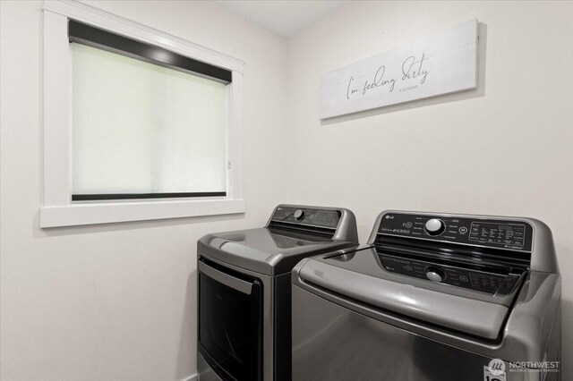 12125 E Woodland Ave, Puyallup, WA 98373 - laundry room with washer and clothes dryer
