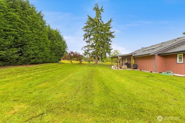 12125 E Woodland Ave, Puyallup, WA 98373 - view of grassy yard with a patio area