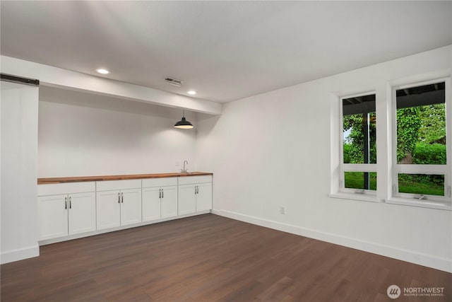 1420 Mitchell Rd, Lake Stevens, WA 98258 - indoor wet bar with baseboards, dark wood-type flooring, recessed lighting, and pendant lighting