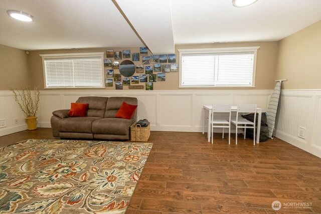 19 Mckay Pl, Walla Walla, WA 99362 - living area featuring a wainscoted wall, wood finished floors, and a decorative wall