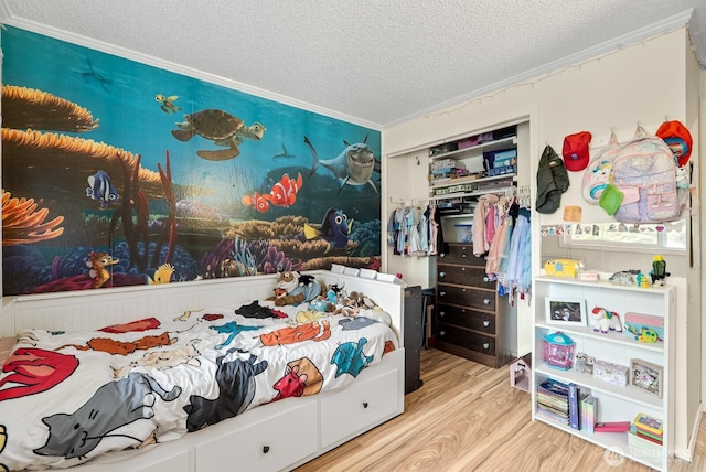 1933 Dayton Dr SE, Renton, WA 98055 - bedroom featuring a textured ceiling, wood finished floors, crown molding, and a closet