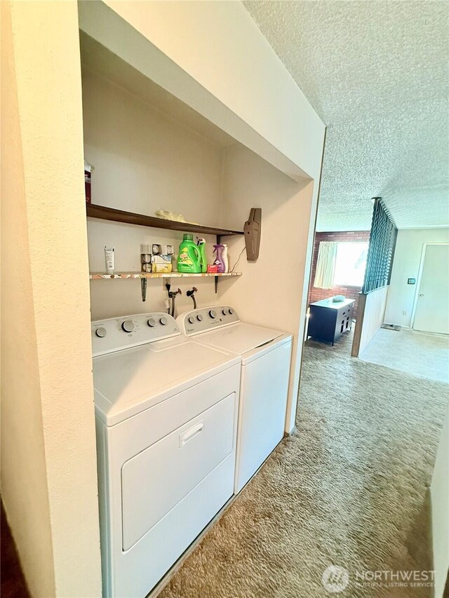 718 Ridge Pl, Omak, WA 98841 - laundry area with washing machine and clothes dryer, carpet floors, and a textured ceiling