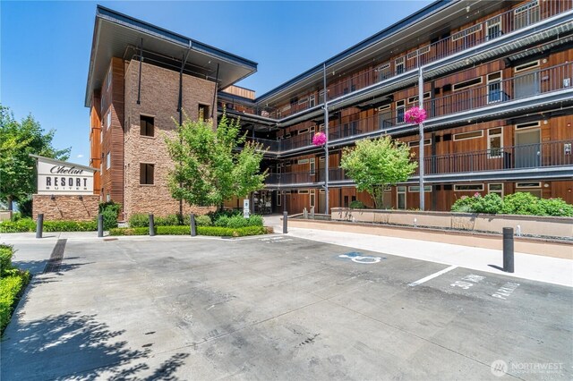 2220 W Woodin Ave Unit 210, Chelan, WA 98816 - view of property with uncovered parking
