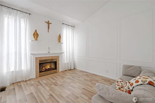 12018 SE 312th Pl Unit 3B, Auburn, WA 98092 - living area featuring plenty of natural light, a decorative wall, a fireplace, vaulted ceiling, and wood finished floors