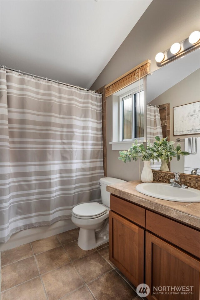 830 15th Ave Unit A, Seattle, WA 98122 - full bathroom with vaulted ceiling, vanity, toilet, and a shower with curtain
