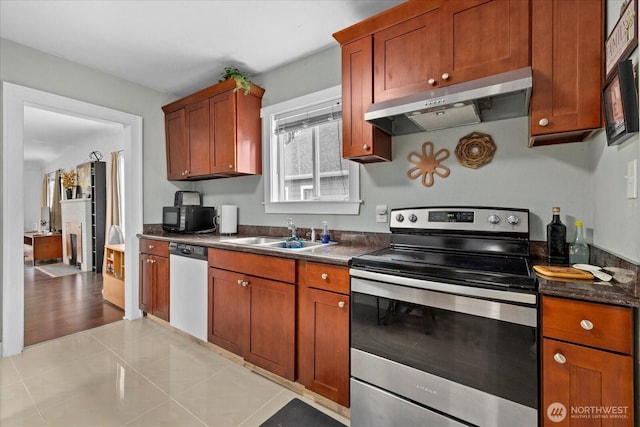 220 W Willis St, Kent, WA 98032 - kitchen featuring appliances with stainless steel finishes, under cabinet range hood, a sink, dark countertops, and brown cabinets