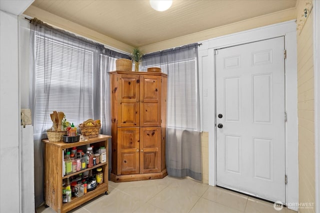 220 W Willis St, Kent, WA 98032 - entryway with light tile patterned floors