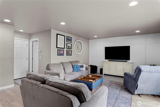 2562 Fancher Heights Blvd, East Wenatchee, WA 98802 - living room featuring light wood finished floors, recessed lighting, and baseboards