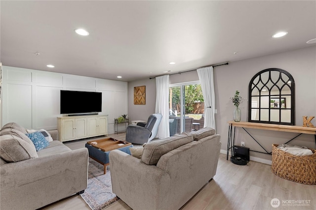 2562 Fancher Heights Blvd, East Wenatchee, WA 98802 - living room featuring recessed lighting, light wood-type flooring, and baseboards