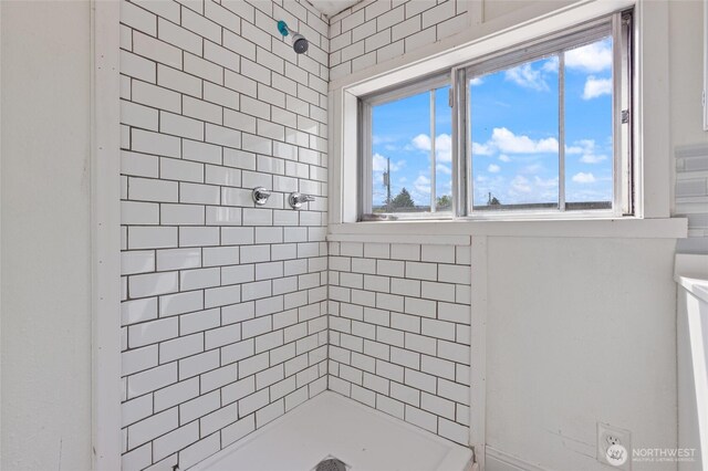 325 NW 2nd Ave, Kelso, WA 98626 - bathroom with a stall shower