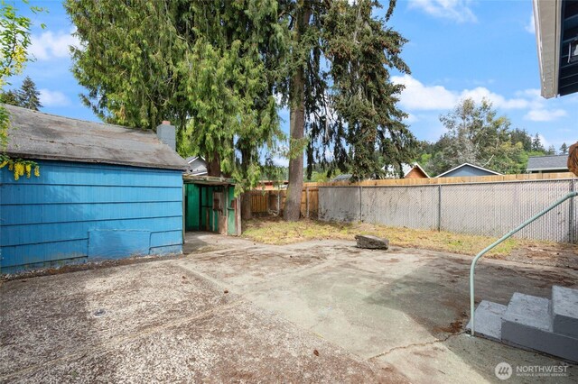 325 NW 2nd Ave, Kelso, WA 98626 - garage featuring a shed