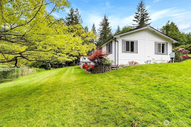 495 Lakeside Dr, Sedro Woolley, WA 98284 - view of side of property featuring a yard