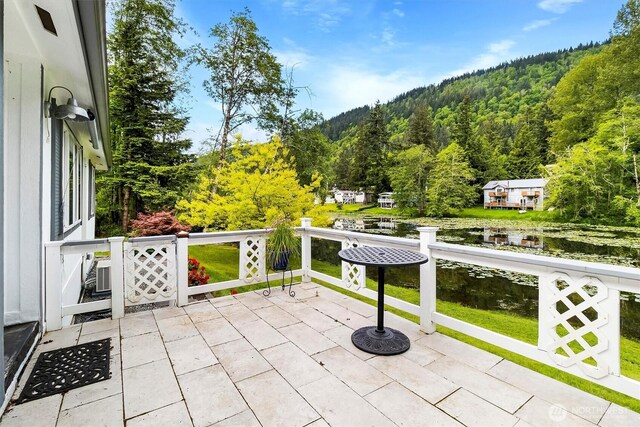 495 Lakeside Dr, Sedro Woolley, WA 98284 - view of patio featuring a wooded view