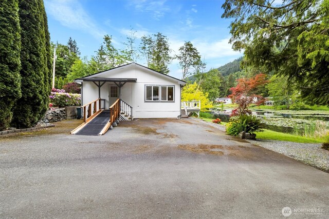 495 Lakeside Dr, Sedro Woolley, WA 98284 - view of front facade with a mountain view