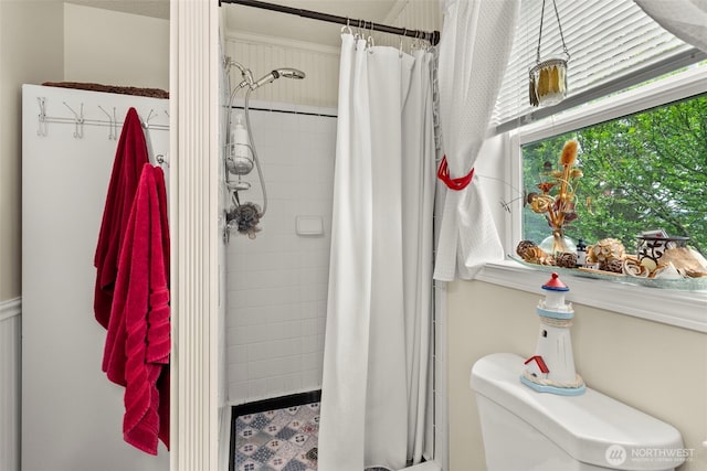 1656 Bishop Rd, Chehalis, WA 98532 - bathroom with tiled shower and toilet