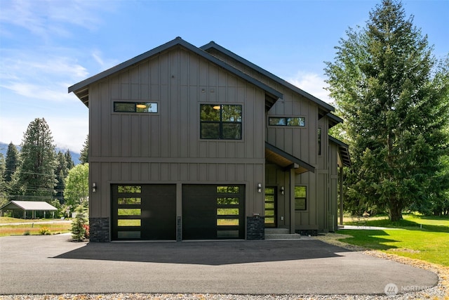 91 Pebble Beach Dr, Cle Elum, WA 98922 - view of front of property featuring board and batten siding, driveway, and stone siding