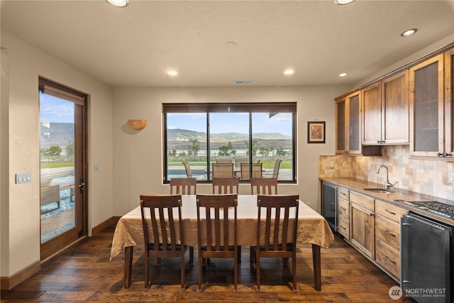 510 Lakeside Way SW, Mattawa, WA 99349 - dining space with recessed lighting, dark wood finished floors, beverage cooler, and baseboards