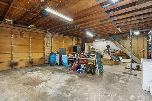 9712 126th St E, Puyallup, WA 98373 - garage featuring a garage door opener