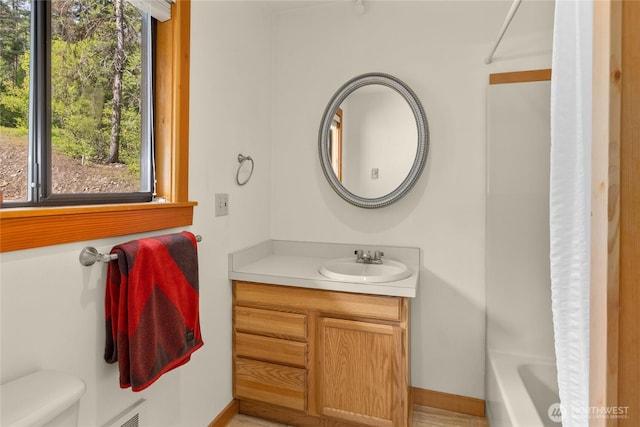760 Rodeo Rd, Cle Elum, WA 98922 - bathroom featuring vanity, toilet, shower / bath combination with curtain, and baseboards