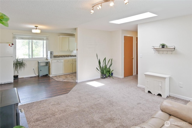 2018 S 253rd St, Des Moines, WA 98198 - living room featuring a skylight, carpet, baseboards, and a textured ceiling