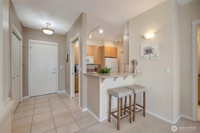 108 2nd Ave S Unit 505, Kirkland, WA 98033 - foyer entrance with track lighting and baseboards