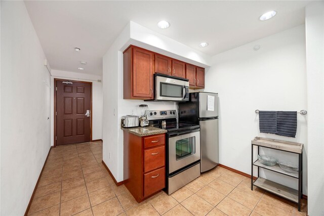 322 W Woodin Ave Unit 632, Chelan, WA 98816 - kitchen with stainless steel appliances, baseboards, light tile patterned flooring, recessed lighting, and dark stone countertops