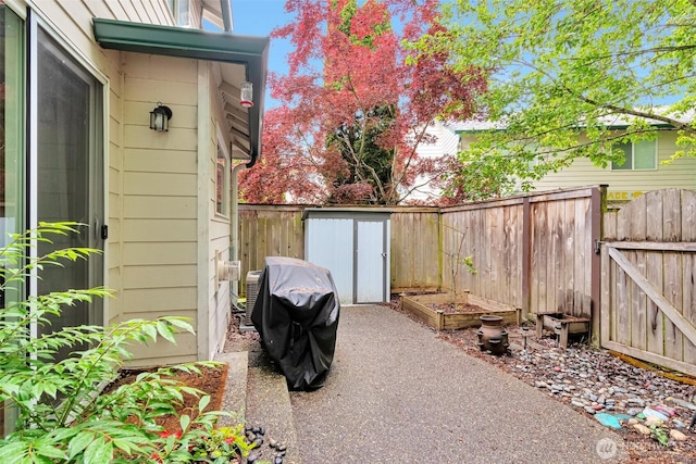 1131 115th St SW Unit M2, Everett, WA 98204 - fenced backyard featuring area for grilling and a gate