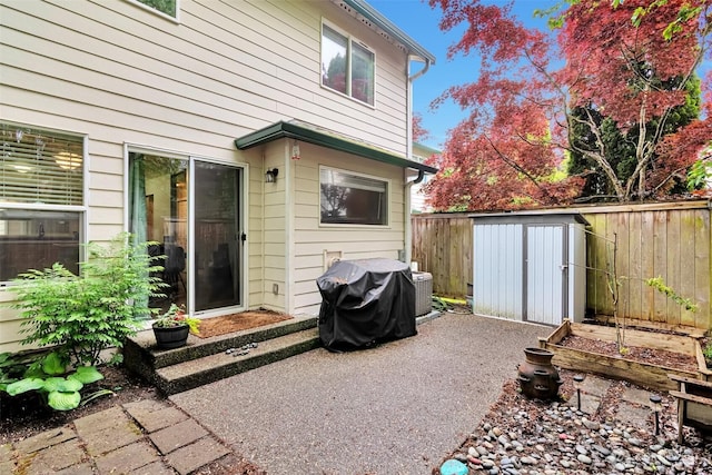 1131 115th St SW Unit M2, Everett, WA 98204 - fenced backyard with a patio, a vegetable garden, area for grilling, and cooling unit