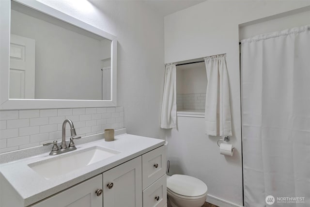 1131 115th St SW Unit M2, Everett, WA 98204 - full bathroom with backsplash, vanity, toilet, and a shower with shower curtain