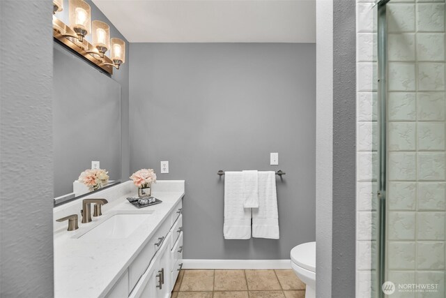 2714 Sahalee Dr E, Sammamish, WA 98074 - bathroom featuring vanity, toilet, a chandelier, tiled shower, and baseboards