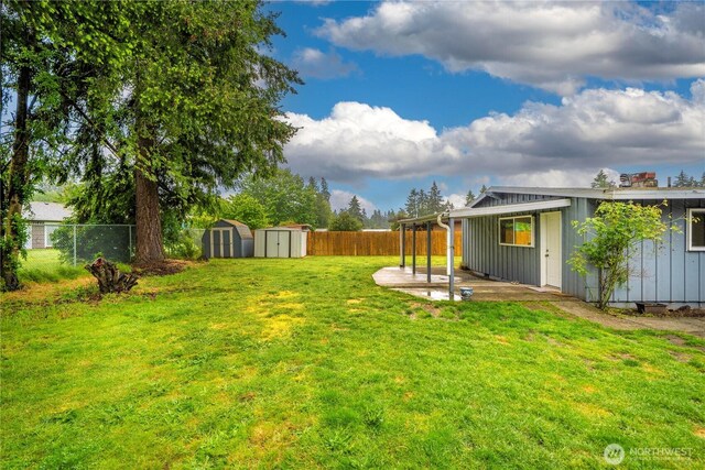 8909 Hipkins Rd SW, Lakewood, WA 98498 - view of yard featuring a patio